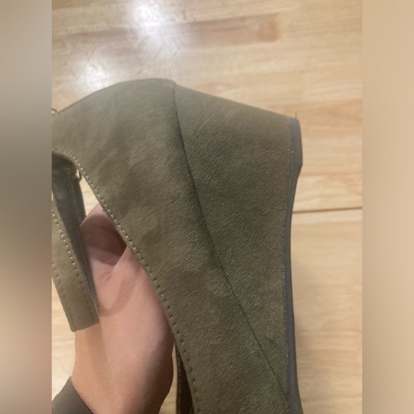 Beautiful Daisy Fuentes Mary Jane style wedge shoes in an army green like color - Picture 10 of 10